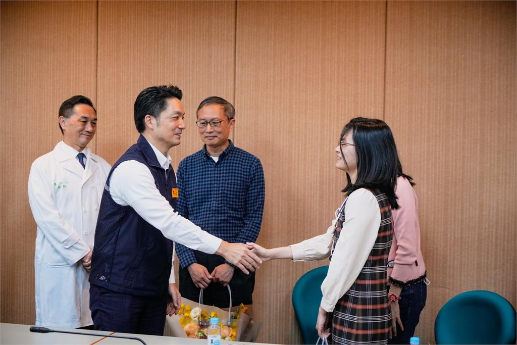 被砍女子忍痛「我願意等一等」傷重者先送醫！急尋「救命恩人」視訊惹鼻酸…