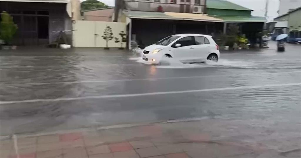 快新聞／豪雨炸台南高雄！ 自宅前變「小河」　13區淹水警戒