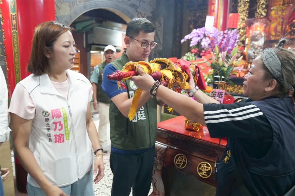 快新聞／卓冠廷率「雙北祈福隊」赴拱天宮刈火！盼年底選戰順利