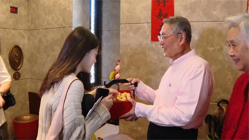 宏碁董座陳俊聖率隊拜年 施振榮:台灣韌性不怕變化