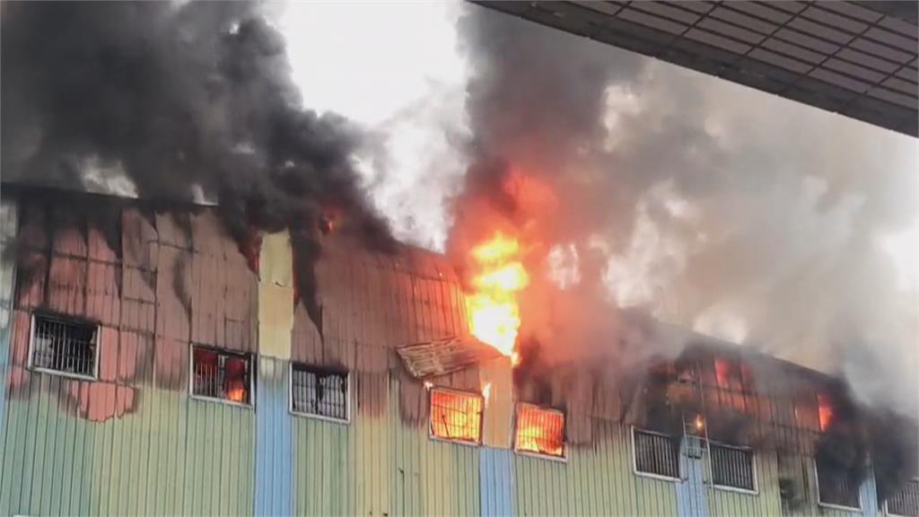 巨大濃煙!民雄工業區金屬工廠大火 　900坪廠房全面燃燒