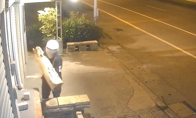 藝品店口觀音雕像被抱走! 店家氣炸PO網 警火速追回