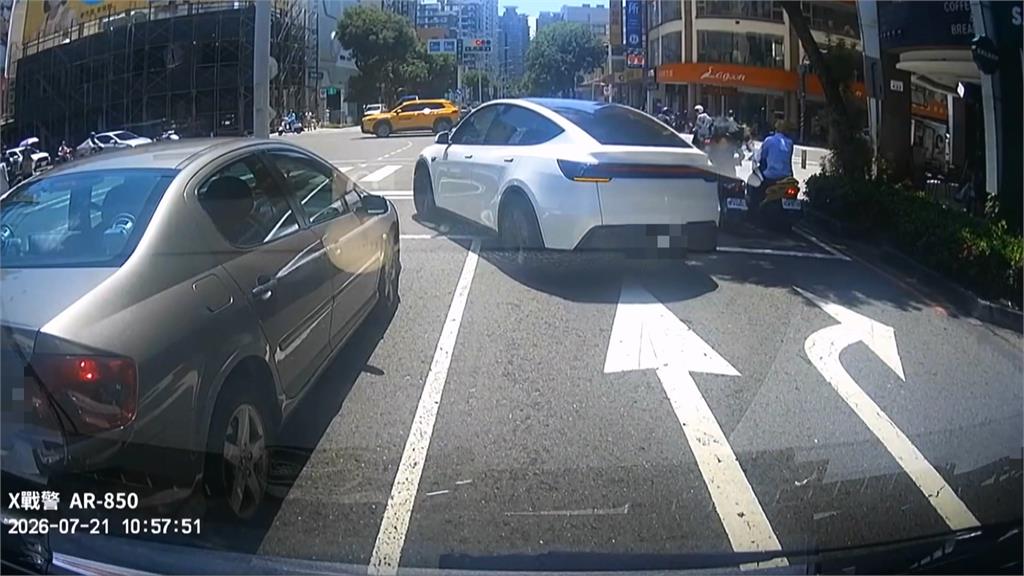 急送缺氧新生兒就醫! 轎車不讓道 救護車駕駛氣炸