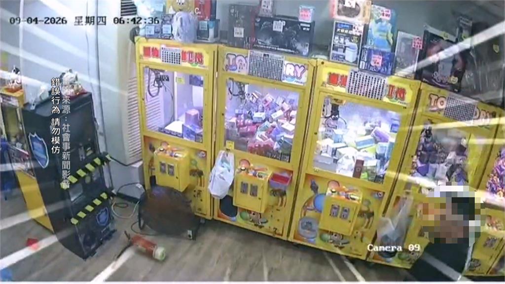 台南2賊偷娃機店「兌幣機」　踢鐵板撬不開畫面全被錄