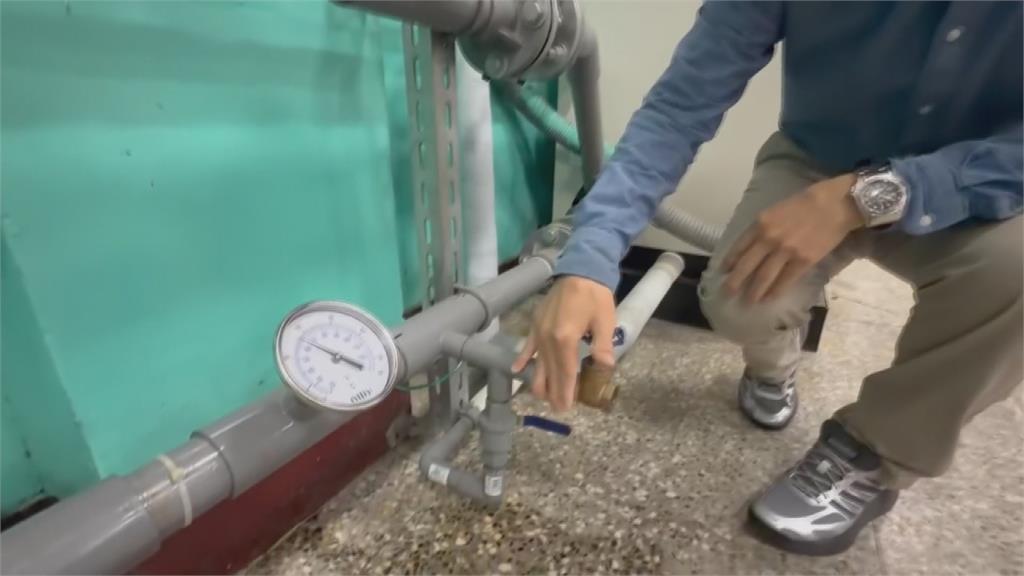 高中結業式冷氣管突爆管　水花狂炸！網笑：冷氣也結業式