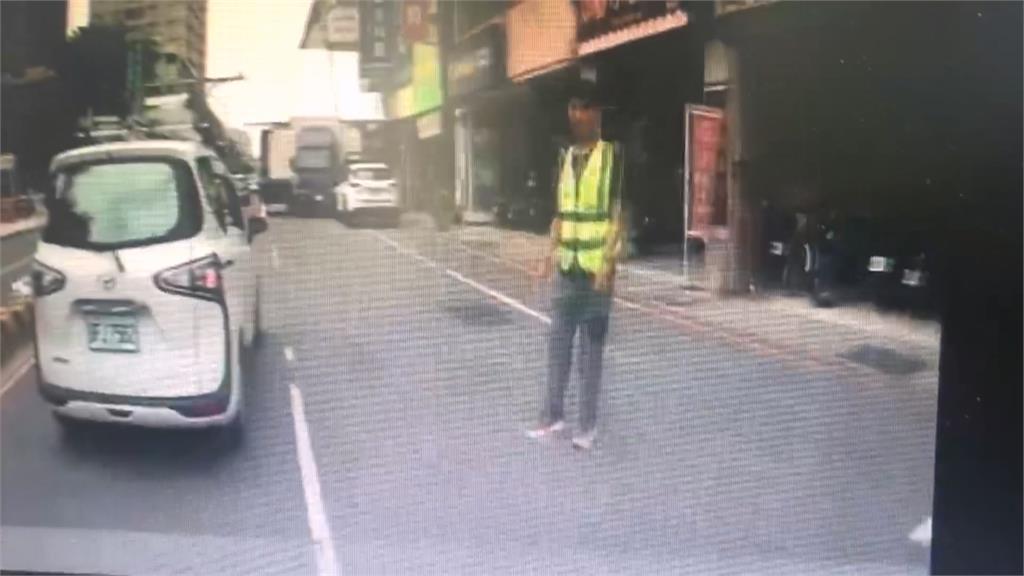 台南離奇車禍！　公車與舞台車相撞　車頂撞出大洞
