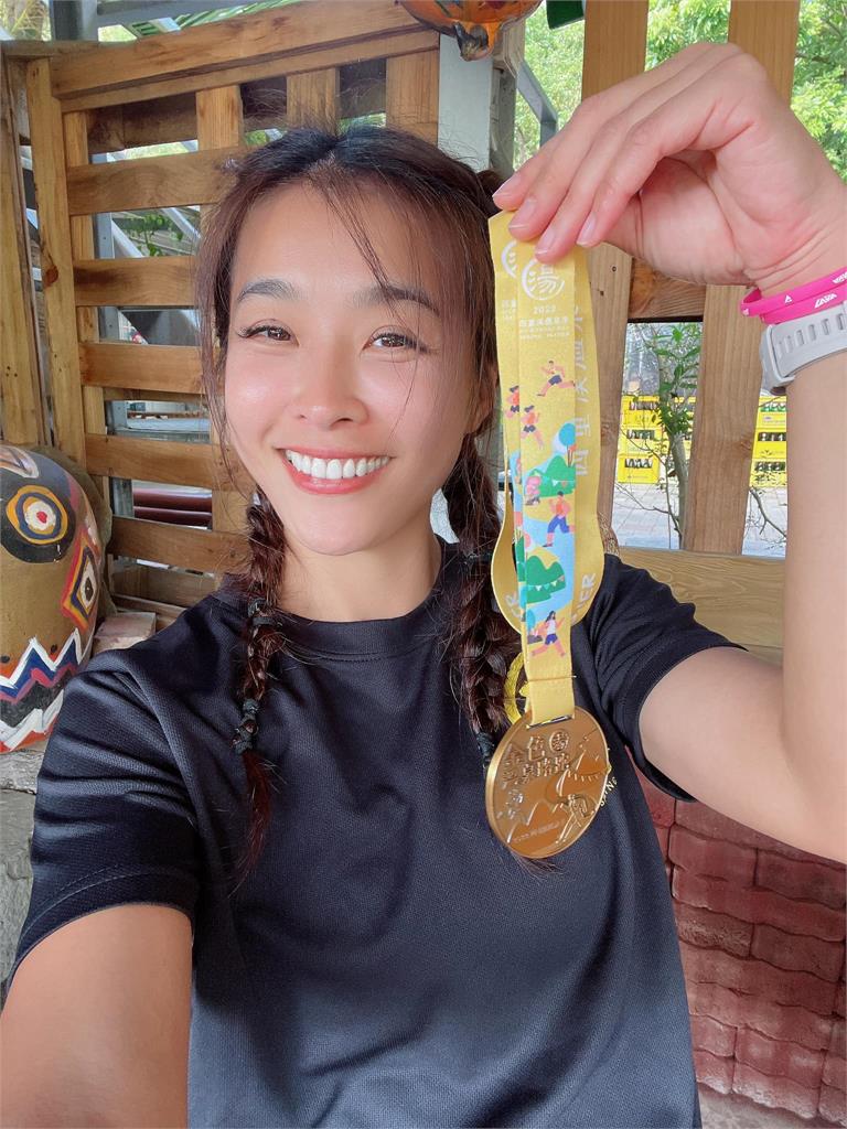 小嫻首度跑半馬發生意外!她痛喊「沒辦法走路」仍堅持1件事