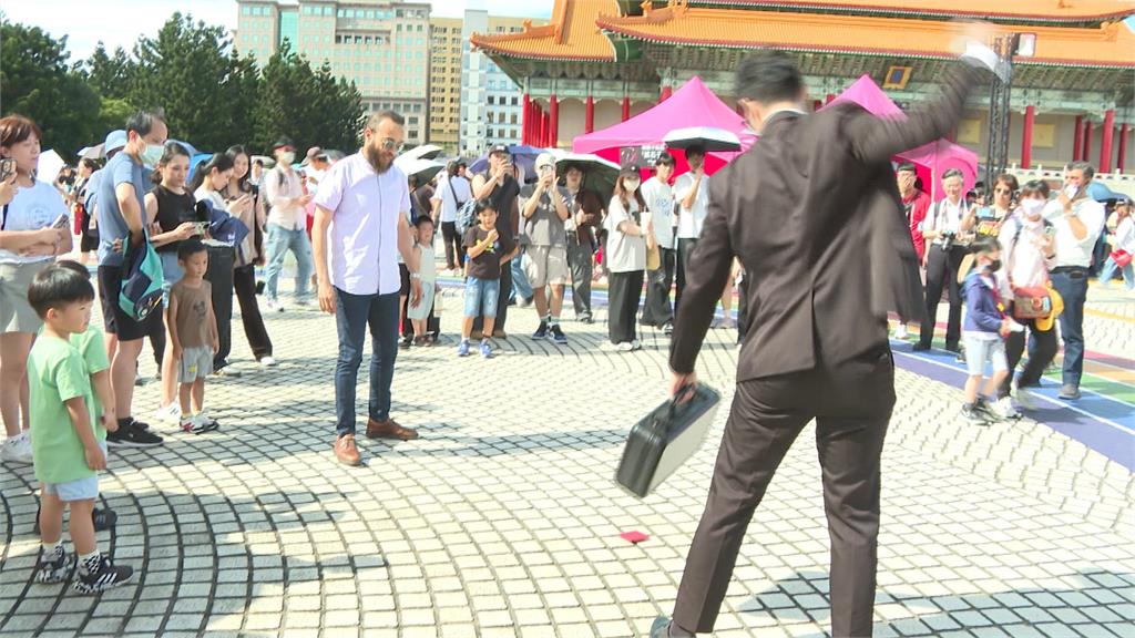 「魷」戲挑戰巨大跳繩! 影集角色「英熙、哲秀」現身陪玩