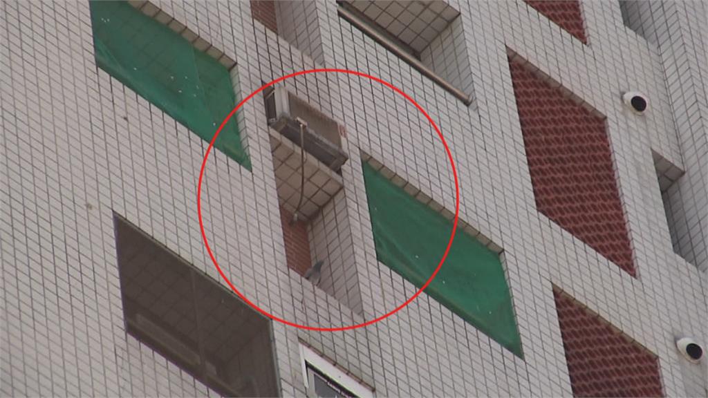 山老鼠拒捕卡15樓外牆　警消出動雲梯車救人