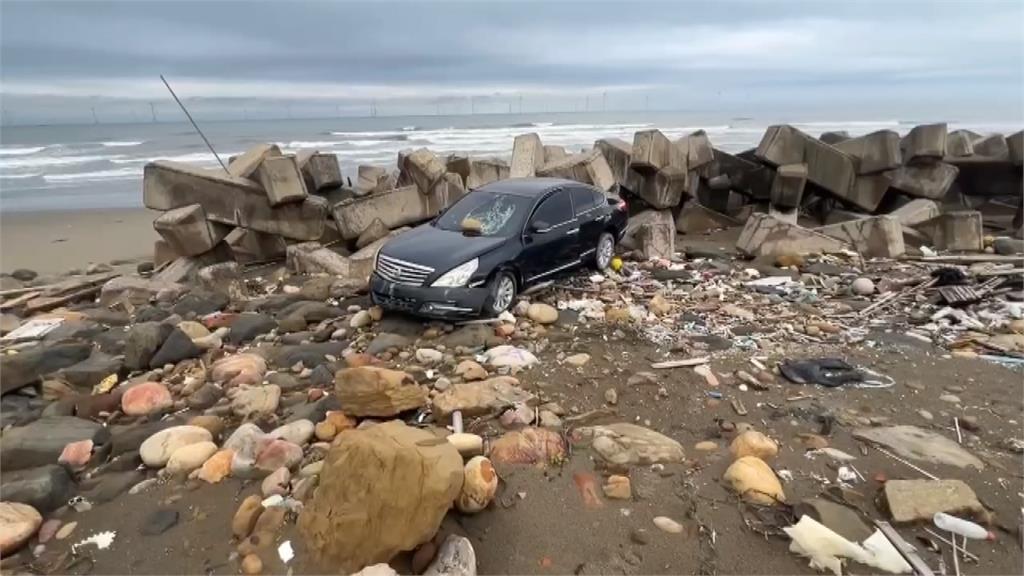 神奇!苗栗海邊驚見「車停消波塊上」 網笑稱:007任務失敗