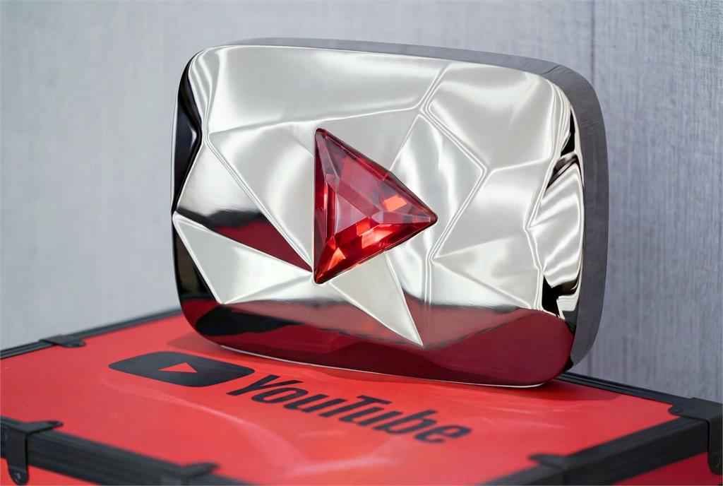 YouTube紅鑽石獎牌再+1！BLACKPINK訂閱登「1億俱樂部」寫歷史