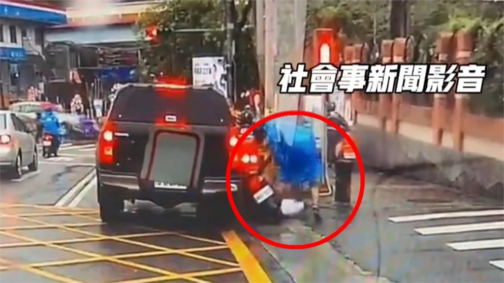 狗狗開車窗咬人! 騎士等紅燈竟遭撲倒被狂咬不放
