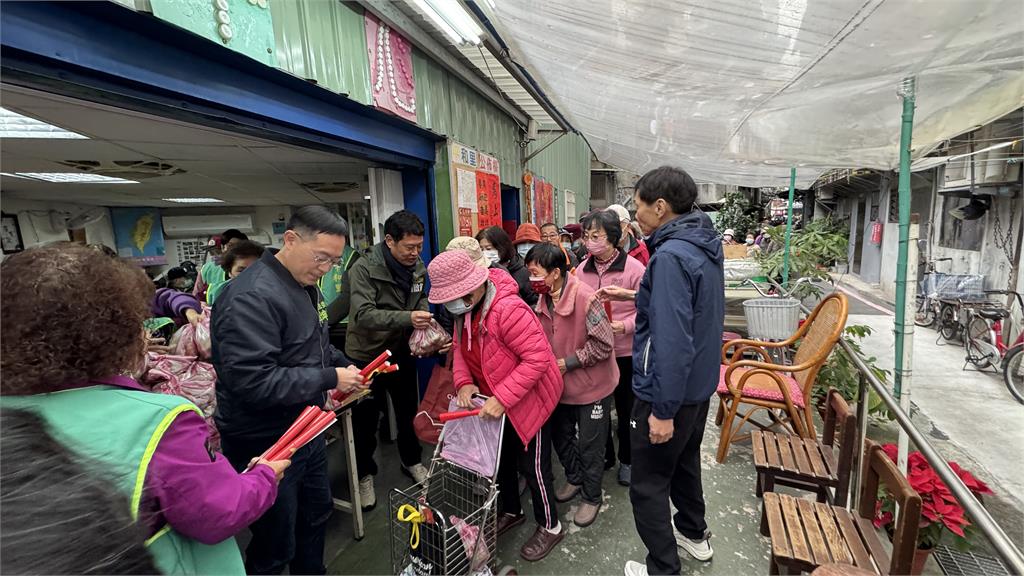 新北三重平和里暖心送地瓜　里長黃進行攜手民代迎新春