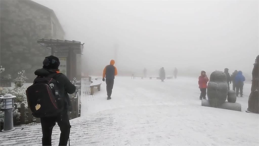 寒流發威全台急凍！　宜蘭太平山湧大批賞雪人潮