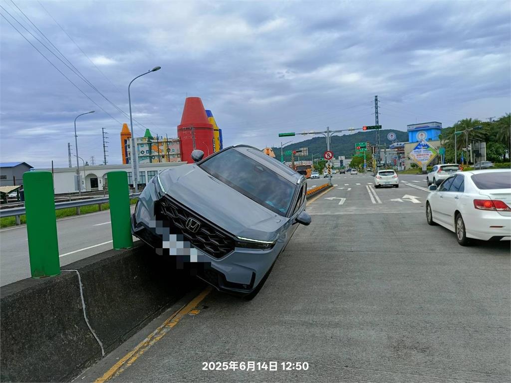 快新聞/擦玻璃釀禍!國5自小客車過彎分心自撞 「卡在分隔島」畫面曝光