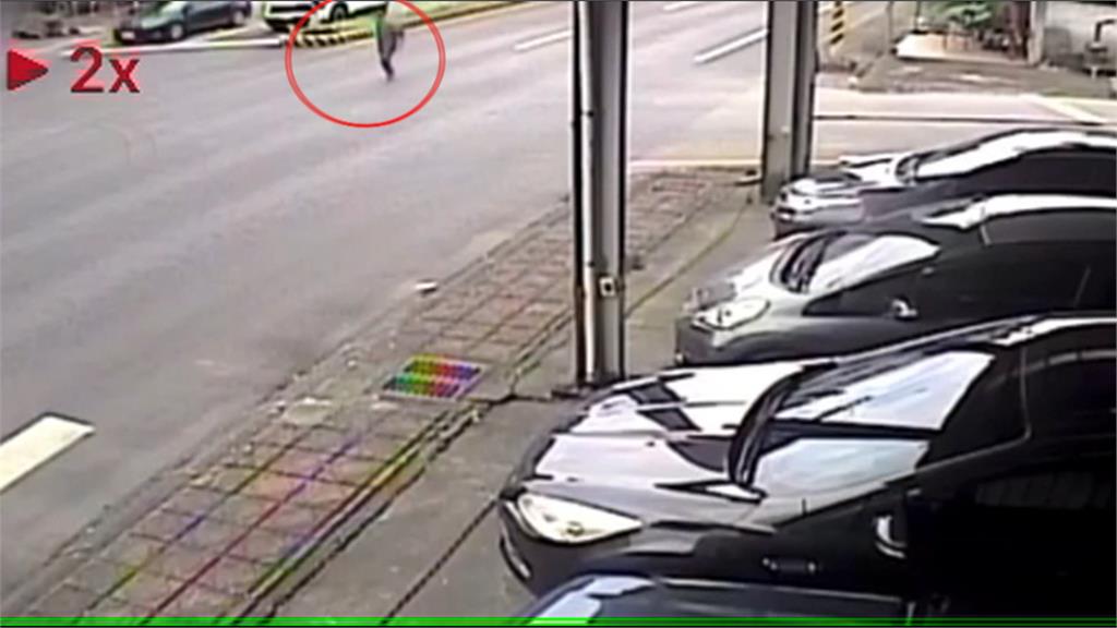 不滿路上車輛太吵持斧頭揮砍！　宜蘭男遭逮辯稱：只是想嚇人