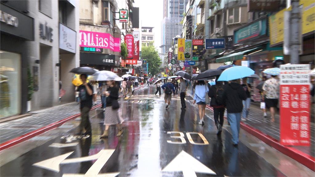台北永康街「假日徒步區」試辦首週 雨天仍湧逛街人潮