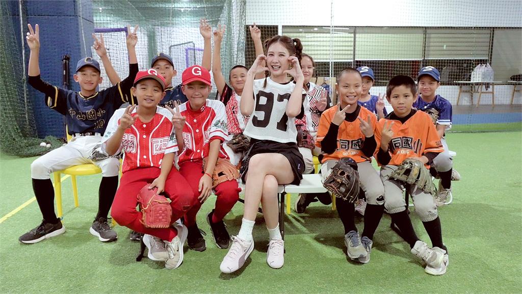 安心亞暖心報喜！化身愛心大使親切請教 坦言被「棒球夢」感動