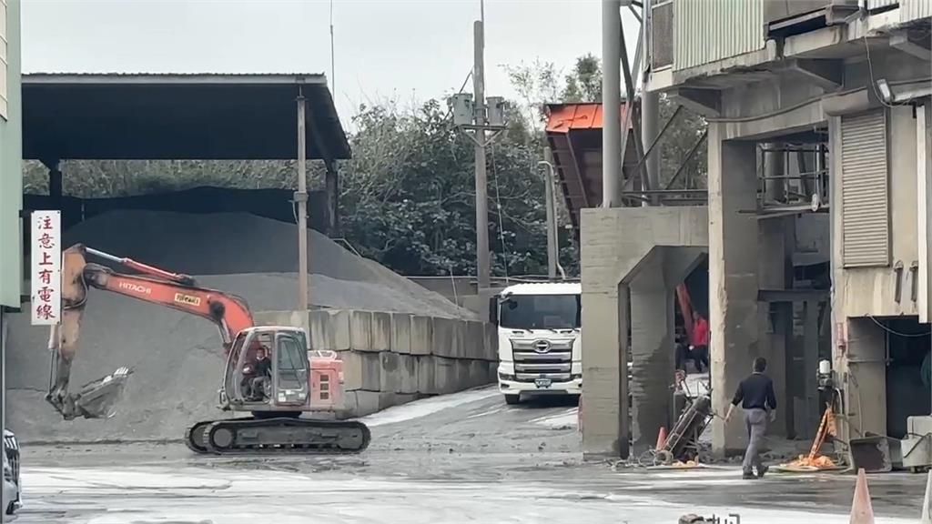 桃園觀音水泥桶槽換新出意外　「飛灰」布滿天　工人驚險逃