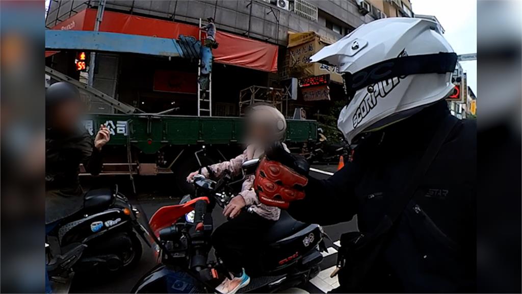 三寶不打方向燈鬼切!外國男騎士上前怒罵 網驚:瞬間英文都變好
