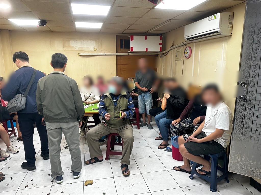 快新聞/大膽!高雄小吃店竟窩藏「肉龜」賭場 警方收網攻堅當場逮25人