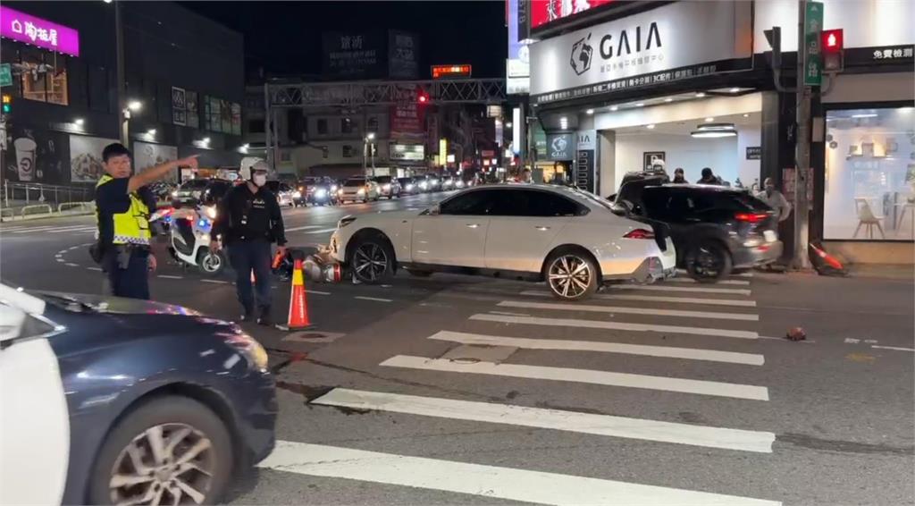 快新聞/你累了嗎?新竹小客車疑恍神撞4台機車 釀5人受傷