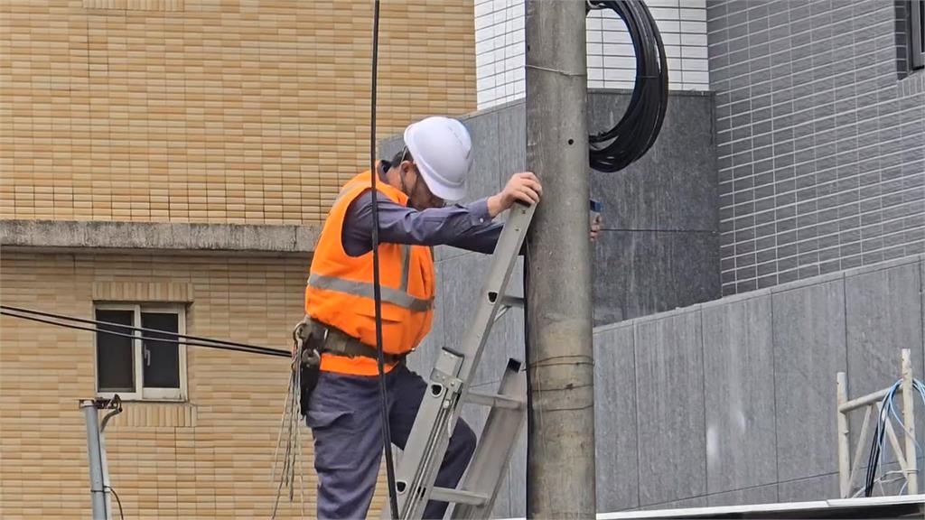 新竹吊車駕駛「忘做這件事」　勾倒整排10根路燈波及民宅、車輛