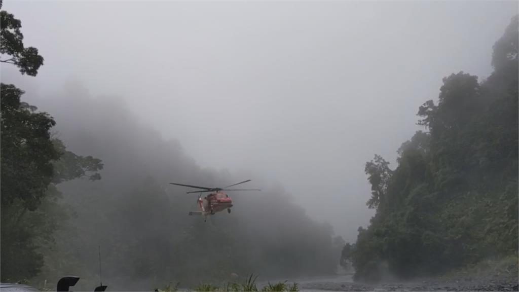 天候惡劣!13人野營受困山區　直升機成功救援