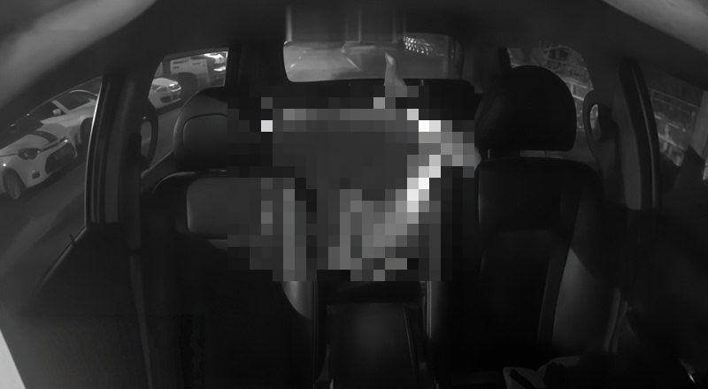 運將遭醉女親一口！下秒竟「爬後座激戰15秒」車內監視器曝光…網驚呆：太炸裂了