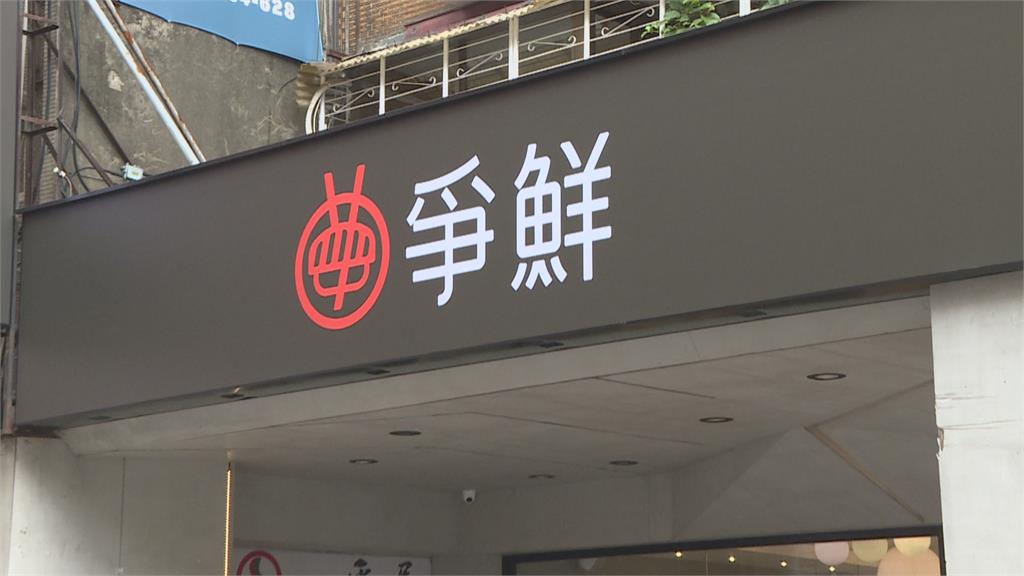 迷惑行為再一樁!情侶「筷子當髮簪」吃壽司還拍照留念 網痛批:太噁了