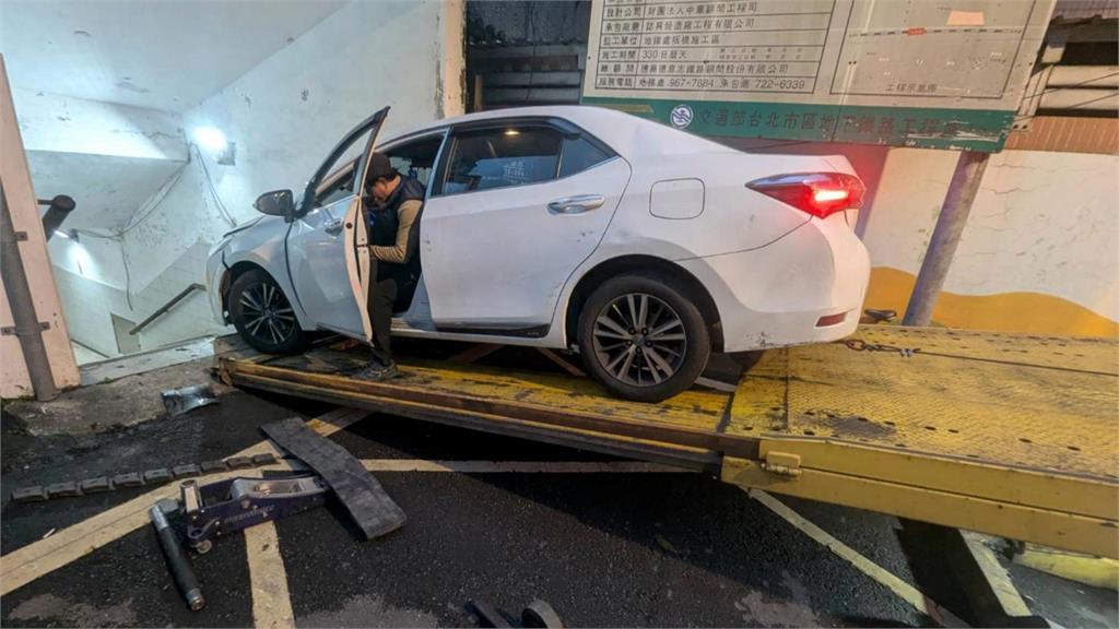 車到底怎麼開的!? 63歲婦開車誤闖人行地下道