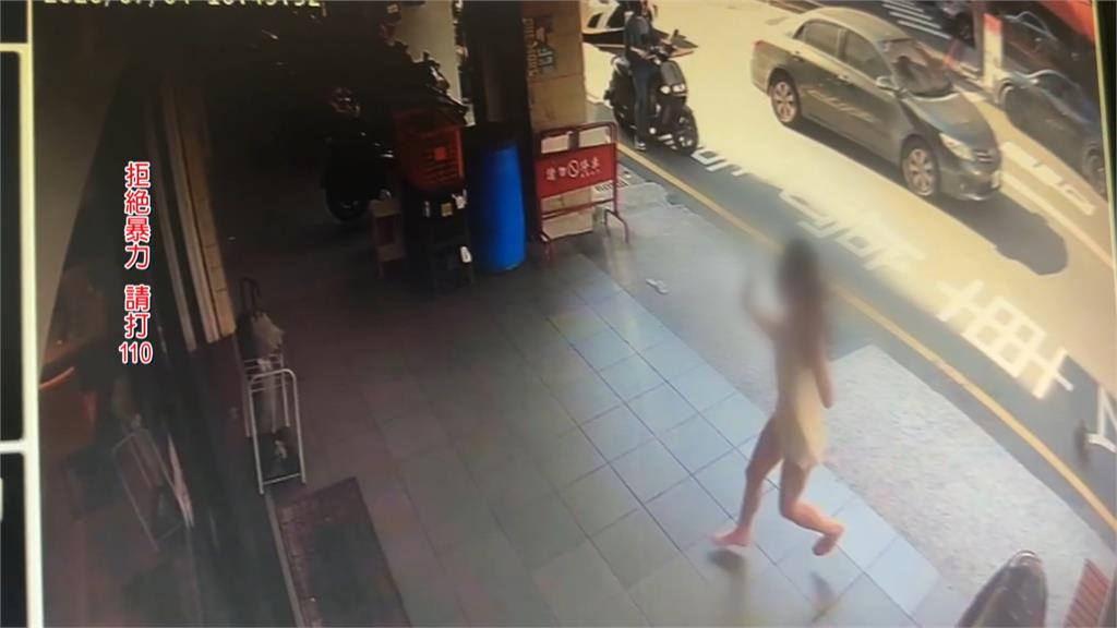台中女赤腳衝店家稱「男友要打我」　業者當機立斷將自動門上鎖