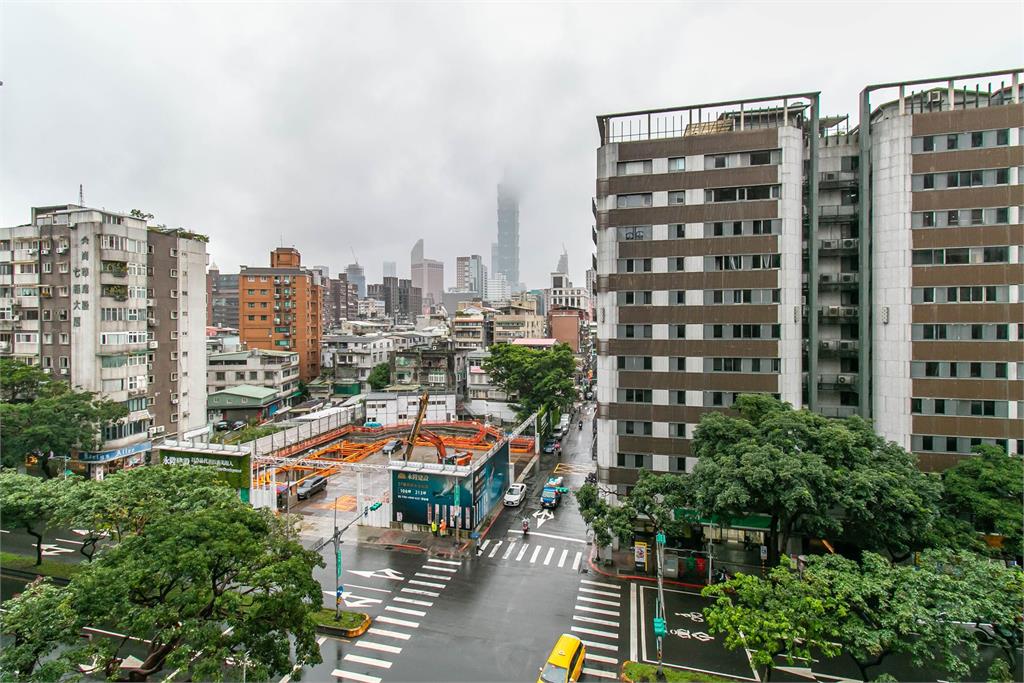 北市2千萬元以下購屋選擇：成屋與預售屋的坪數對比