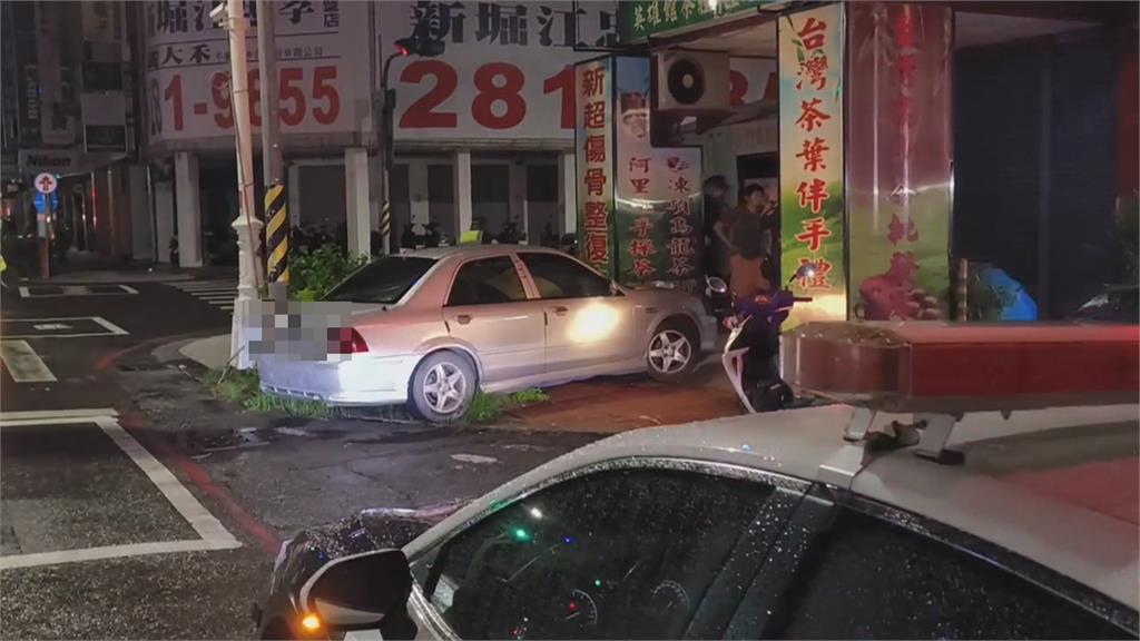 男路邊停車突爆衝撞傷女友　轎車等紅燈突往後衝撞傷2騎士