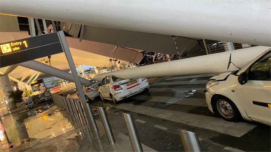 暴雨成災！印度機場屋頂坍塌釀死傷　「橫梁直插車內」嚇人畫面曝光