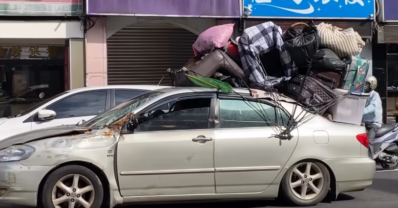 桃園驚見「汽車版移動城堡」！綑綁「大型沙發」滑過街頭…網笑：車主霍爾？