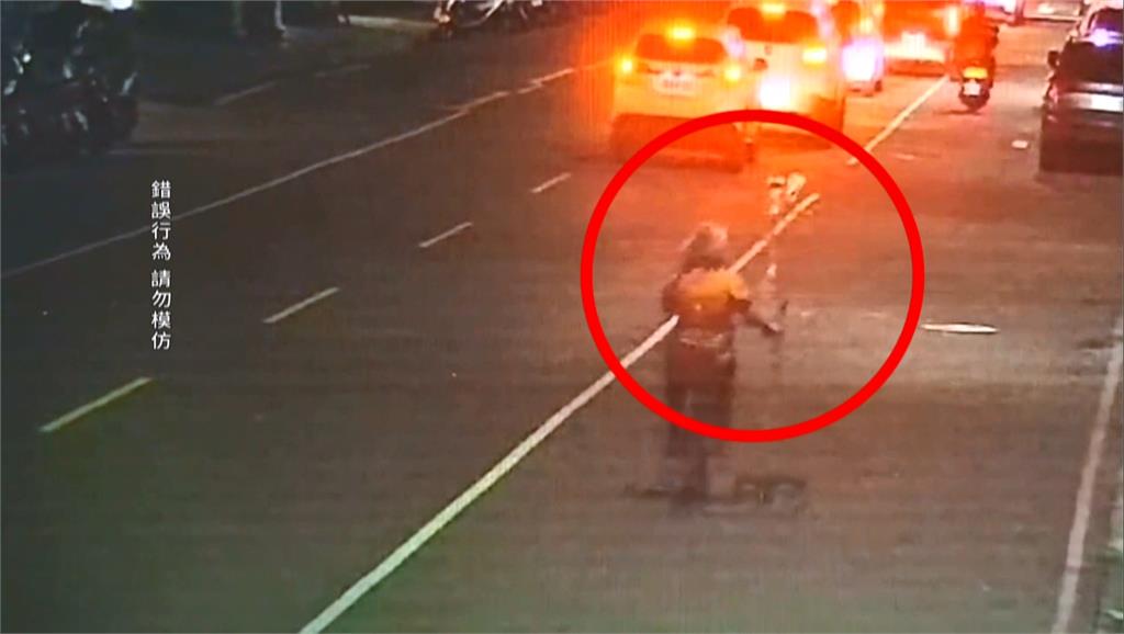 危險! 高雄疑病人擅離院還「騎車邊吊點滴」 離譜行徑都都錄