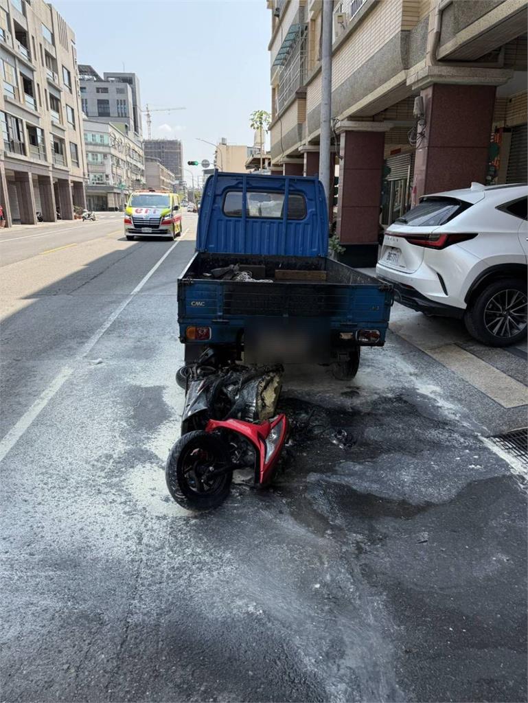 高雄2機車擦撞噴火光釀火燒車 波及路旁小貨車