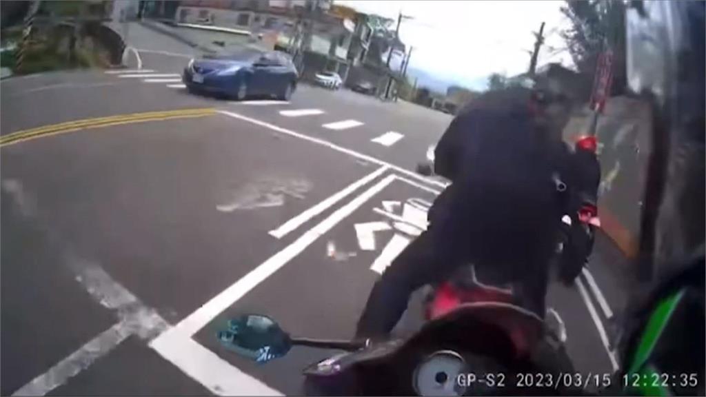 騎士緊盯違規自己先撞車 檢舉不成手骨折又得賠錢