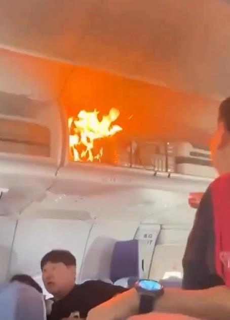   中國人搭機把「行動電源放置物箱」！突狂燒驚悚畫面曝「旁人1行為」網傻眼