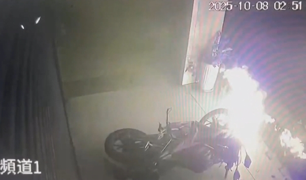 苗栗機車遭轎車撞飛爆炸起火 好心路人合力拉出重傷騎士