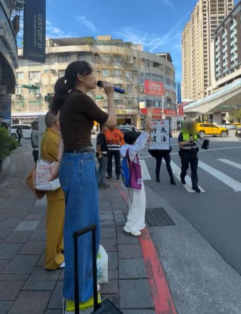 快新聞/罷團路口宣講被警舉牌「行為違法」 吳欣岱諷:距離台北市民蔣萬安還差6次