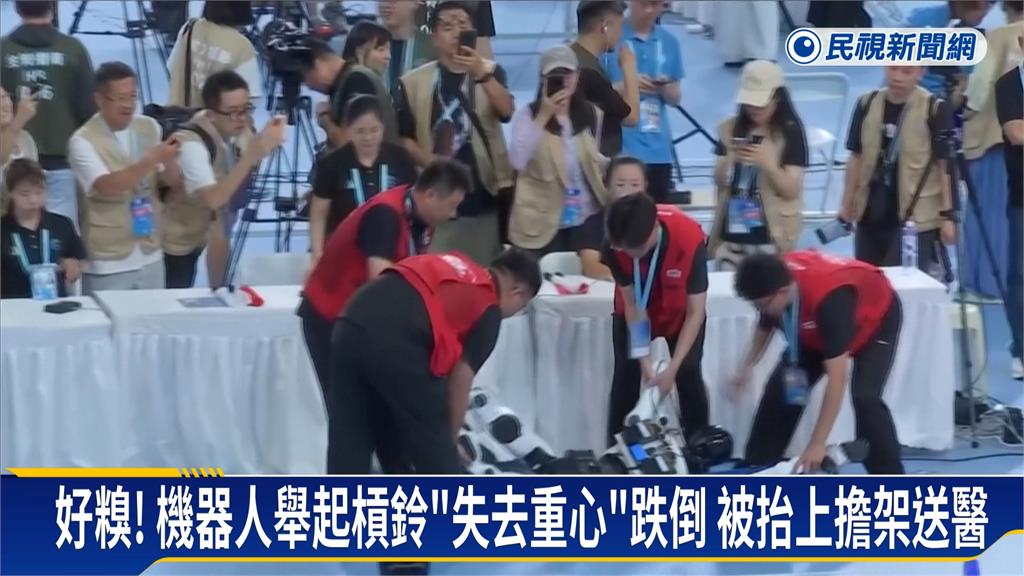 醜態百出!中國機器人運動會「凸槌」 舉重失控慘摔送醫