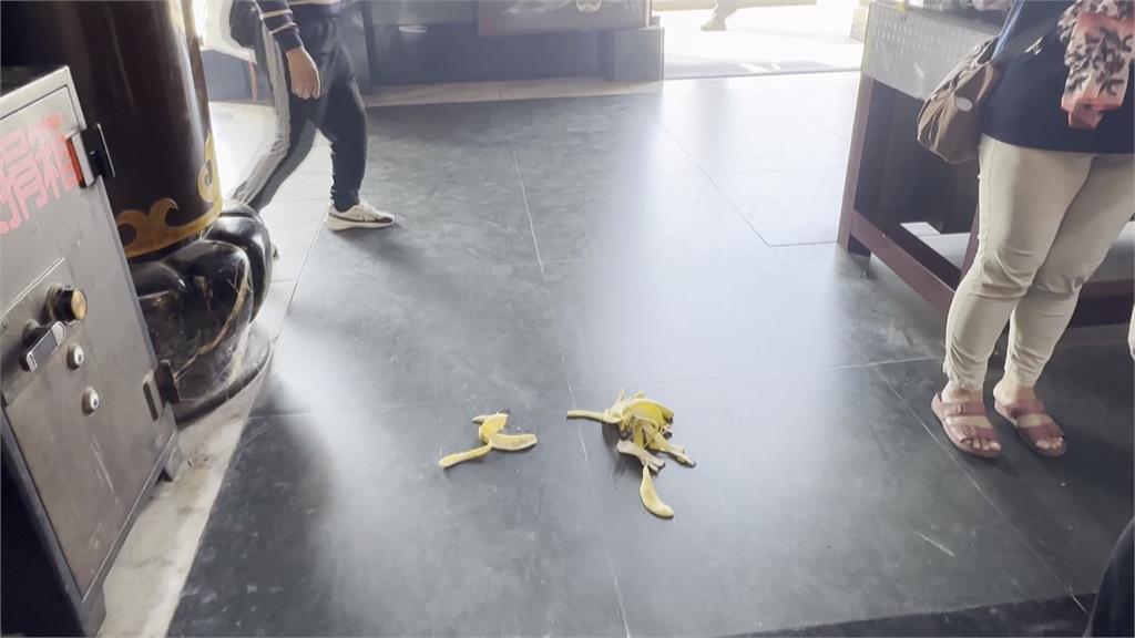 孫悟空槓上帝爺公！　受天宮供桌香蕉被「猴霸王」洗劫