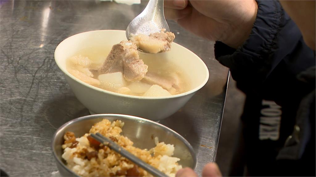 天冷熱食夯！　超狂海陸麵線一天賣破400碗　60年排骨湯熬六大鍋才夠賣