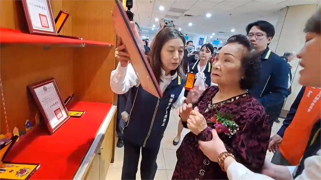 夫兒靈前擲三聖筊　87歲榮眷捐600萬給退輔會