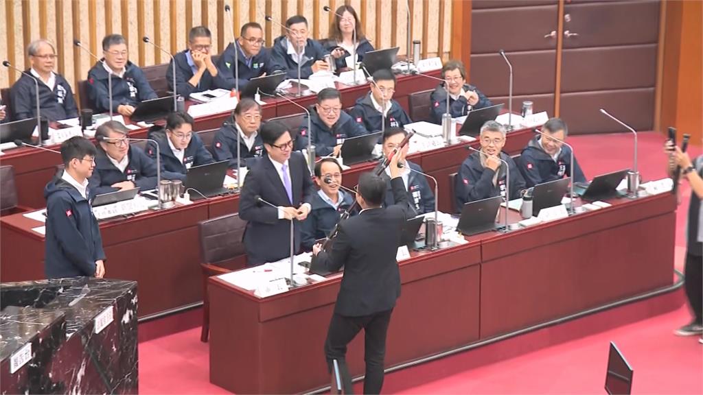 獨家！陳其邁總質詢獲贈甘蔗　轉交不忘提醒「別亂扔」大酸蔣萬安