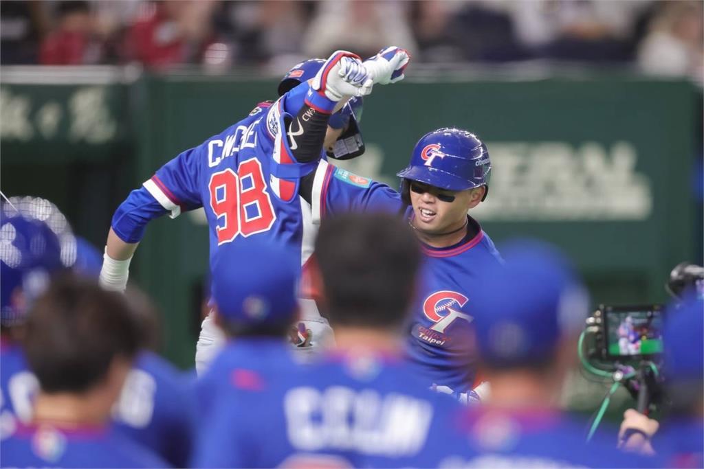 李洋經典賽觀眾席「謎手勢」施法？助台勝南韓網虧「魔法部長」！