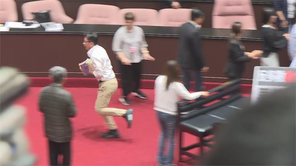 快新聞/一把從周萬來手中搶走議事資料 郭國文拔腿狂奔畫面曝