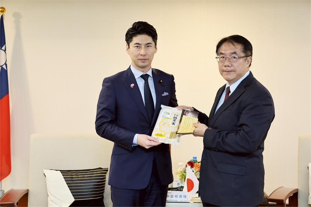 日本自民黨青年局長中曾根康隆拜會 黃偉哲致贈台南越光米